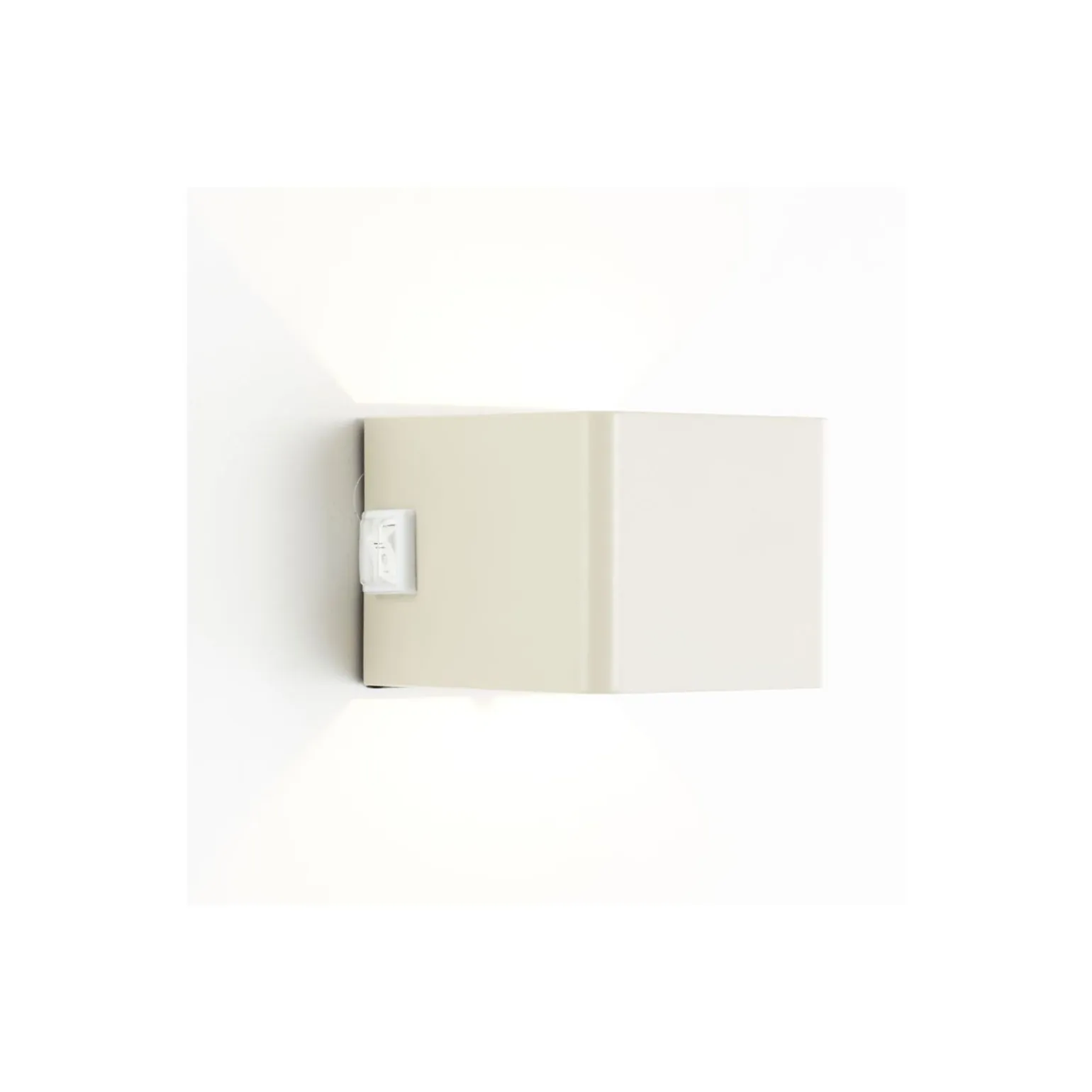Brilliant Iseo Vägglampa Plast Beige 4W 300lm - 830 Varm Vit | IP44 - Utomhus - Rörelse- och Ljussensor - USB Uppladdningsbar